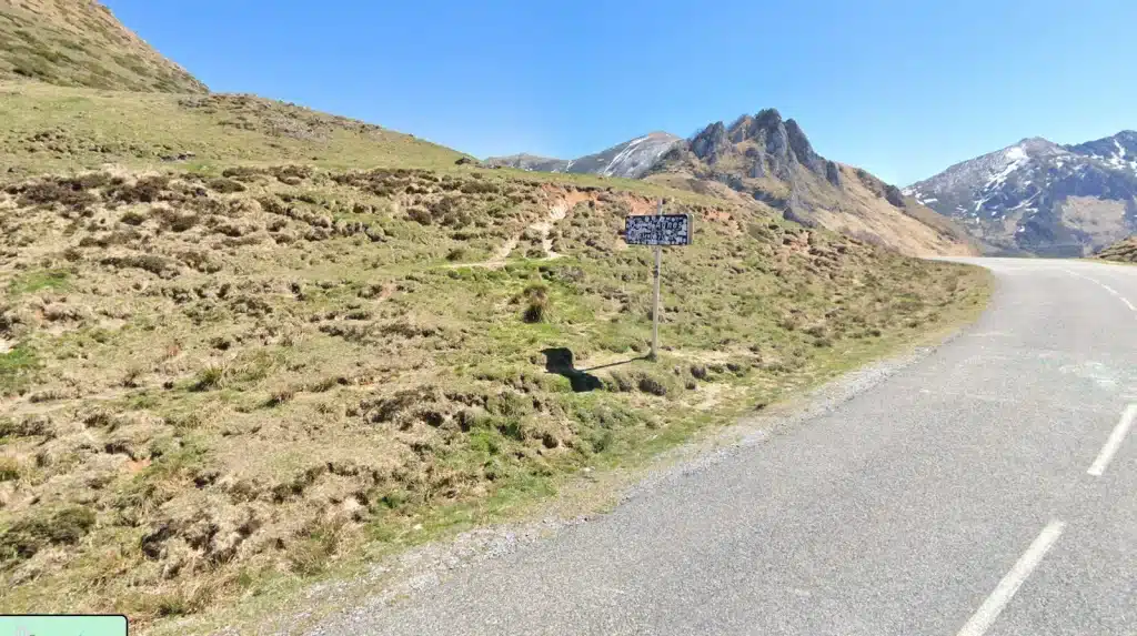 Chemin qui part du col d'Agnès vers le déco